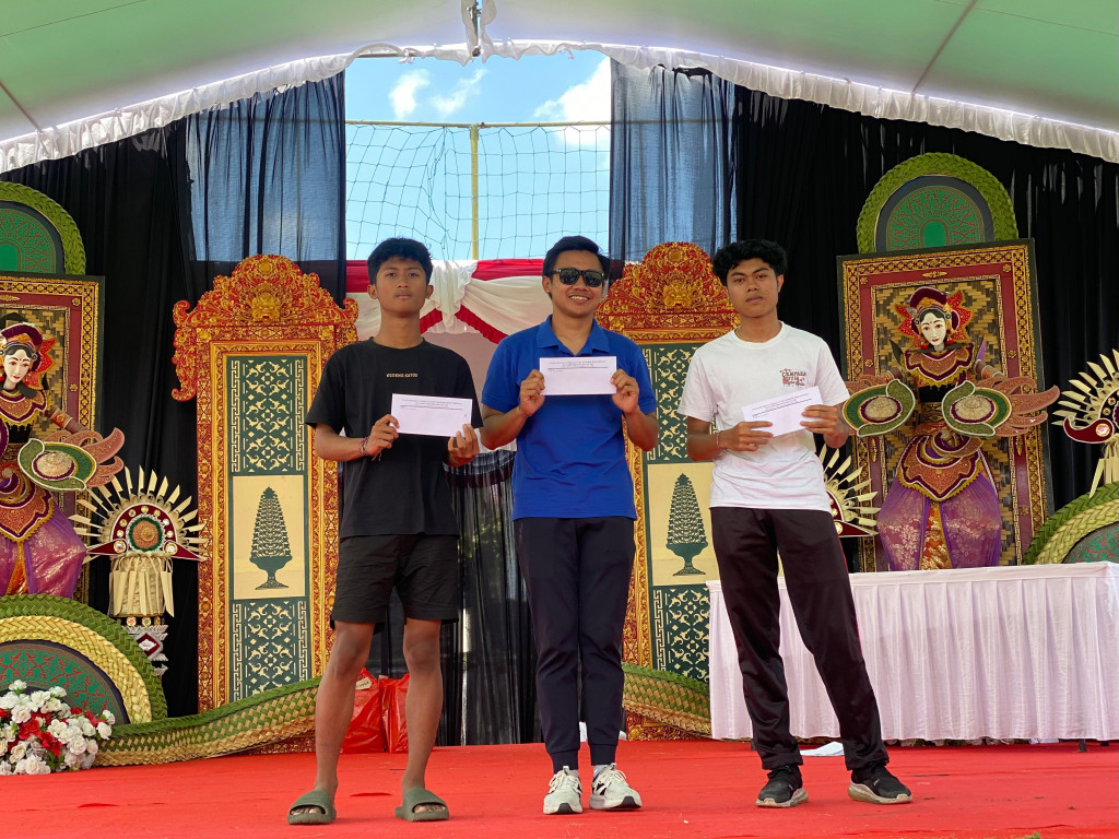 Pemuda/i Desa Dalung Tunjukkan Semangat Kebersamaan Melalui Perlombaan Balap Karung